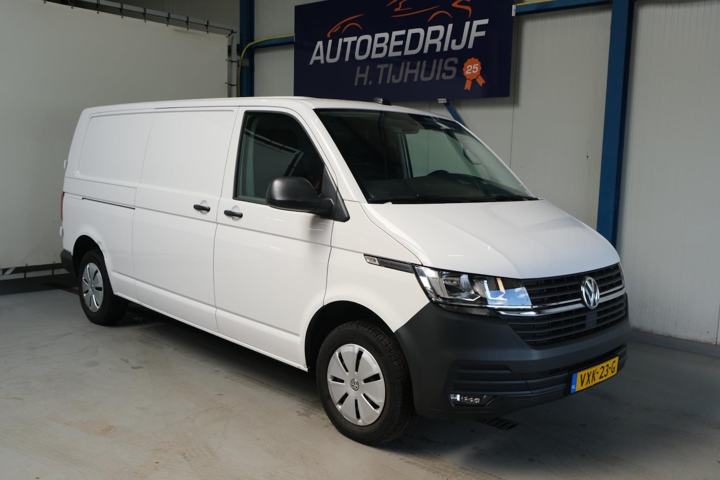 Volkswagen Transporter - 2.0 TDI L2H1 28 - N.A.P. Airco, Cruise, Navi, PDC, Trekhaak. - AutoWereld.nl