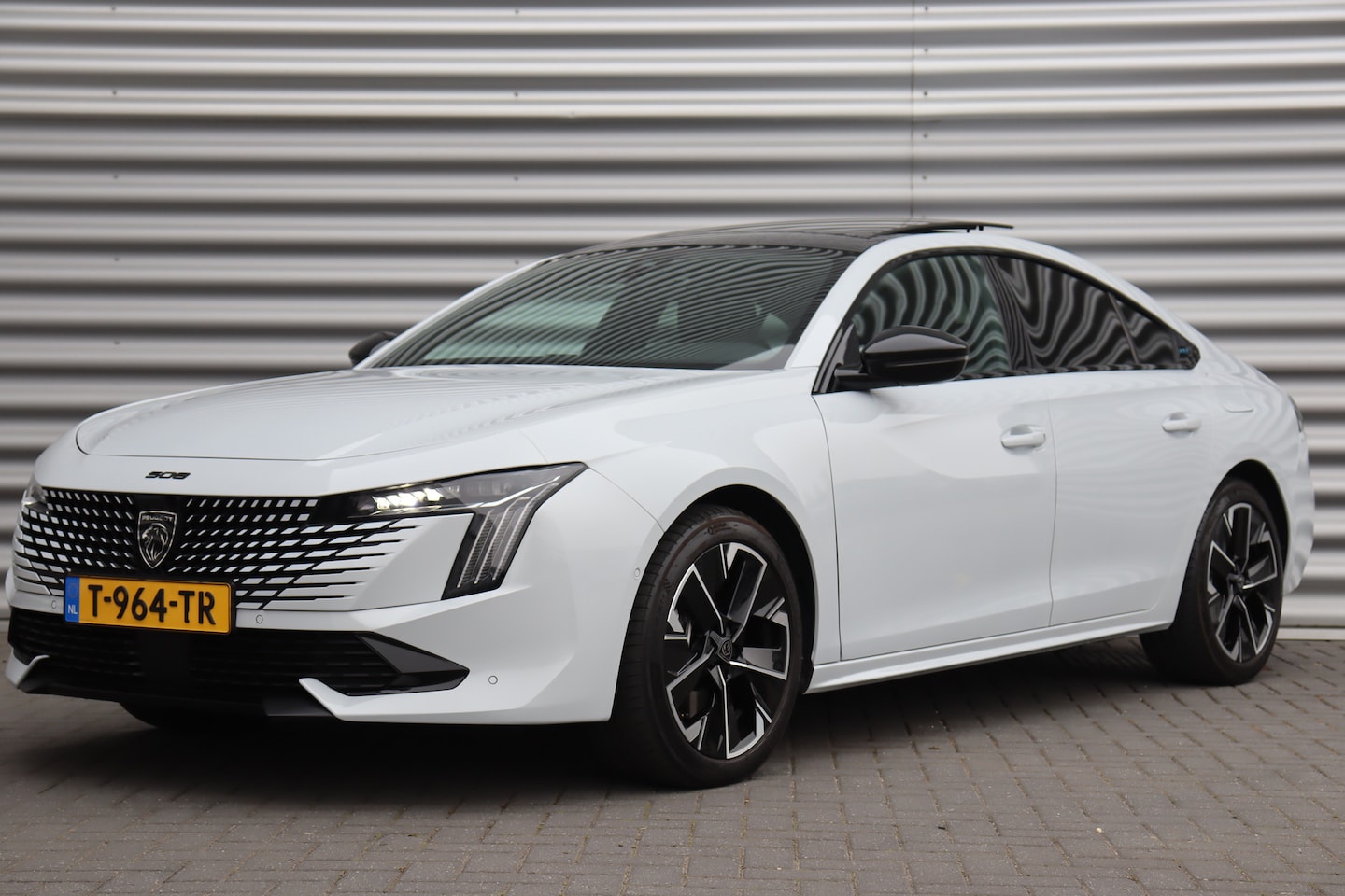 Peugeot 508 - 1.6 HYBRID 225PK GT PACK AUTOMAAT / NAVI / LEDER / CLIMA / PDC / AGR / 18" LMV / CAMERA / - AutoWereld.nl