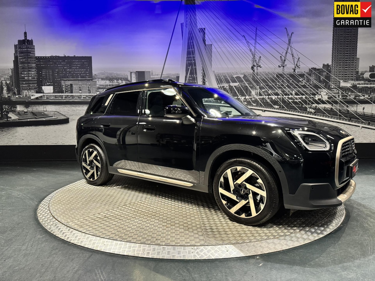 MINI Countryman - 1.5 C Favoured L *Pano*Leder*19inch* HUD* - AutoWereld.nl