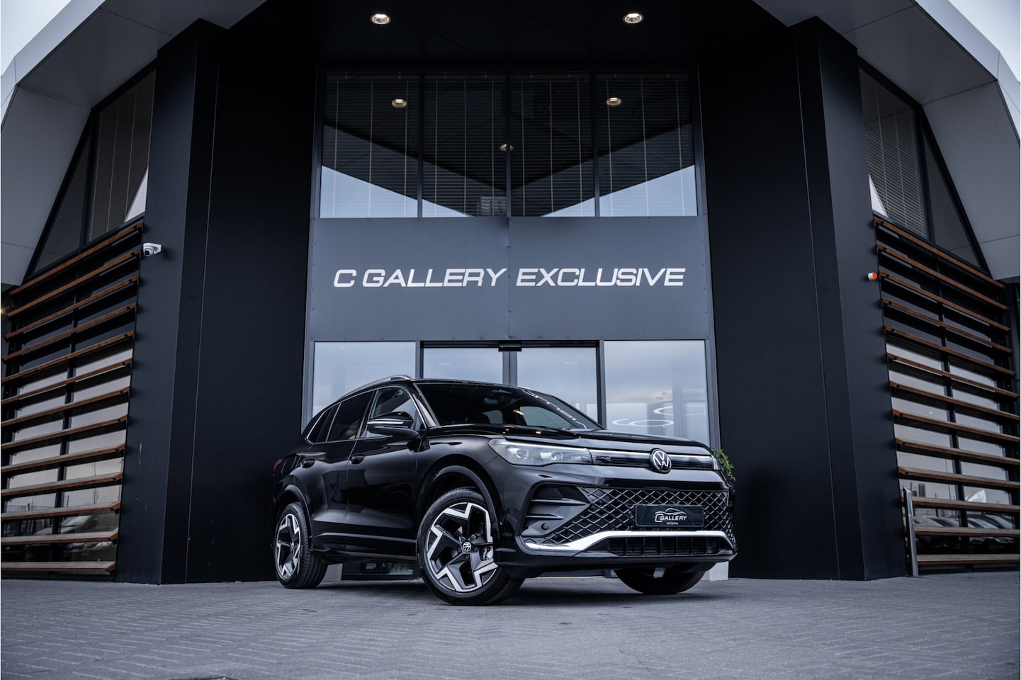 Volkswagen Tiguan - 1.5 eTSI R-Line Edition - R Line 150PK | ACC | Massage | Stuurwiel verwarmd - AutoWereld.nl