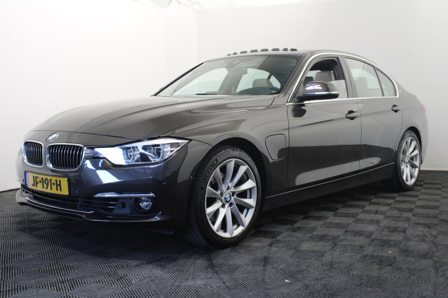 BMW 3-serie - 330e Luxury |Pano|Leder|Stoelverwarming| - AutoWereld.nl