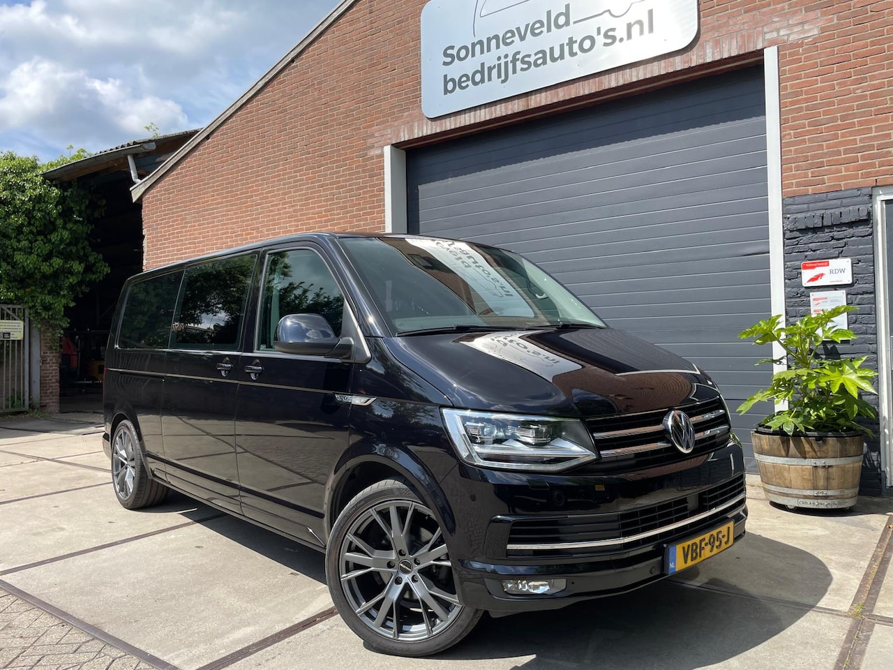 Volkswagen Transporter - 2.0 TDI L2H1 Highline 2 schuifdeuren Weinig km's!! Trekhaak, schuifkanteldak, zwart. LM ve - AutoWereld.nl