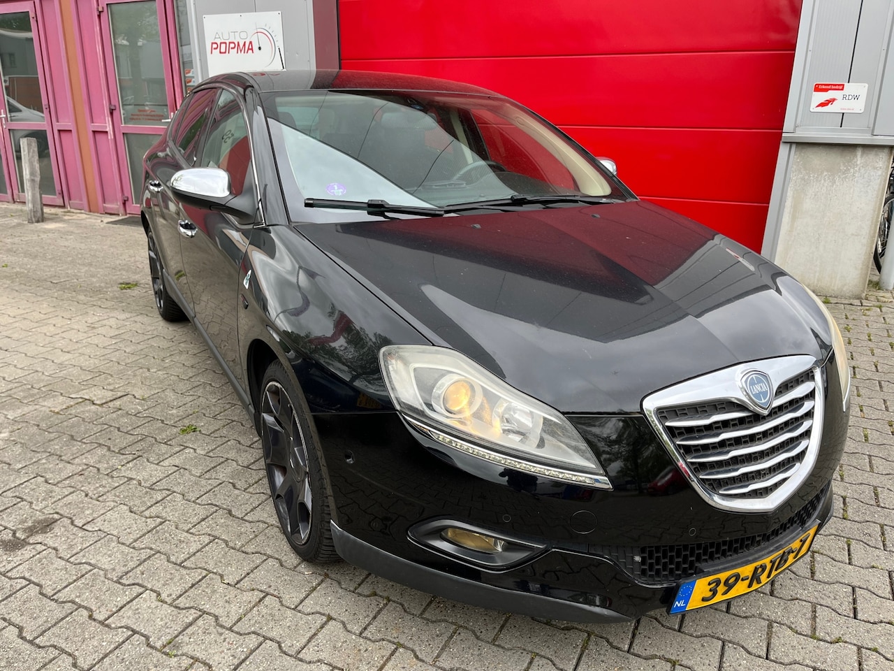 Lancia Delta - 1.8-16V Di Gold 200pk Automaat / Hard black ( mat zwart ) / Leer/alcantara / 18" LM / park - AutoWereld.nl