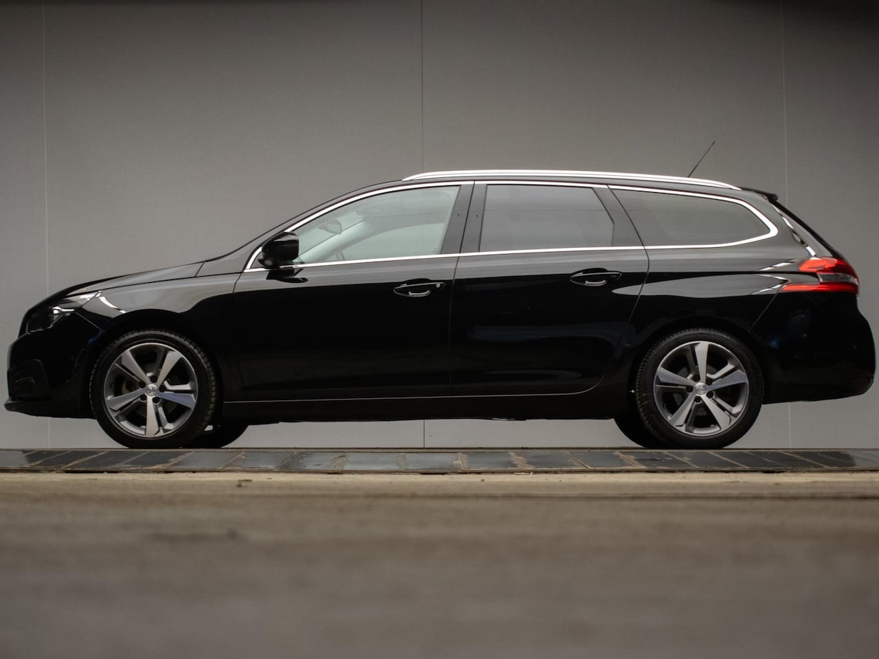 Peugeot 308 SW - 1.2 PureTech Blue Lease Premium Sport (PANORAMADAK,APPLE CARPLAY,NAVI,LED,CRUISE,CLIMATE,G - AutoWereld.nl