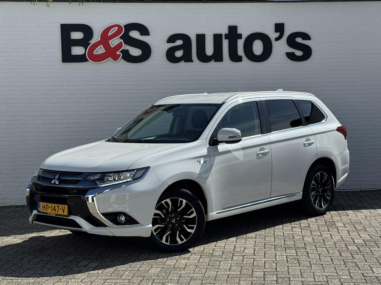Mitsubishi Outlander - 2.0 PHEV Executive Edition Camera Navigatie systeem Cruise Led verlichting - AutoWereld.nl