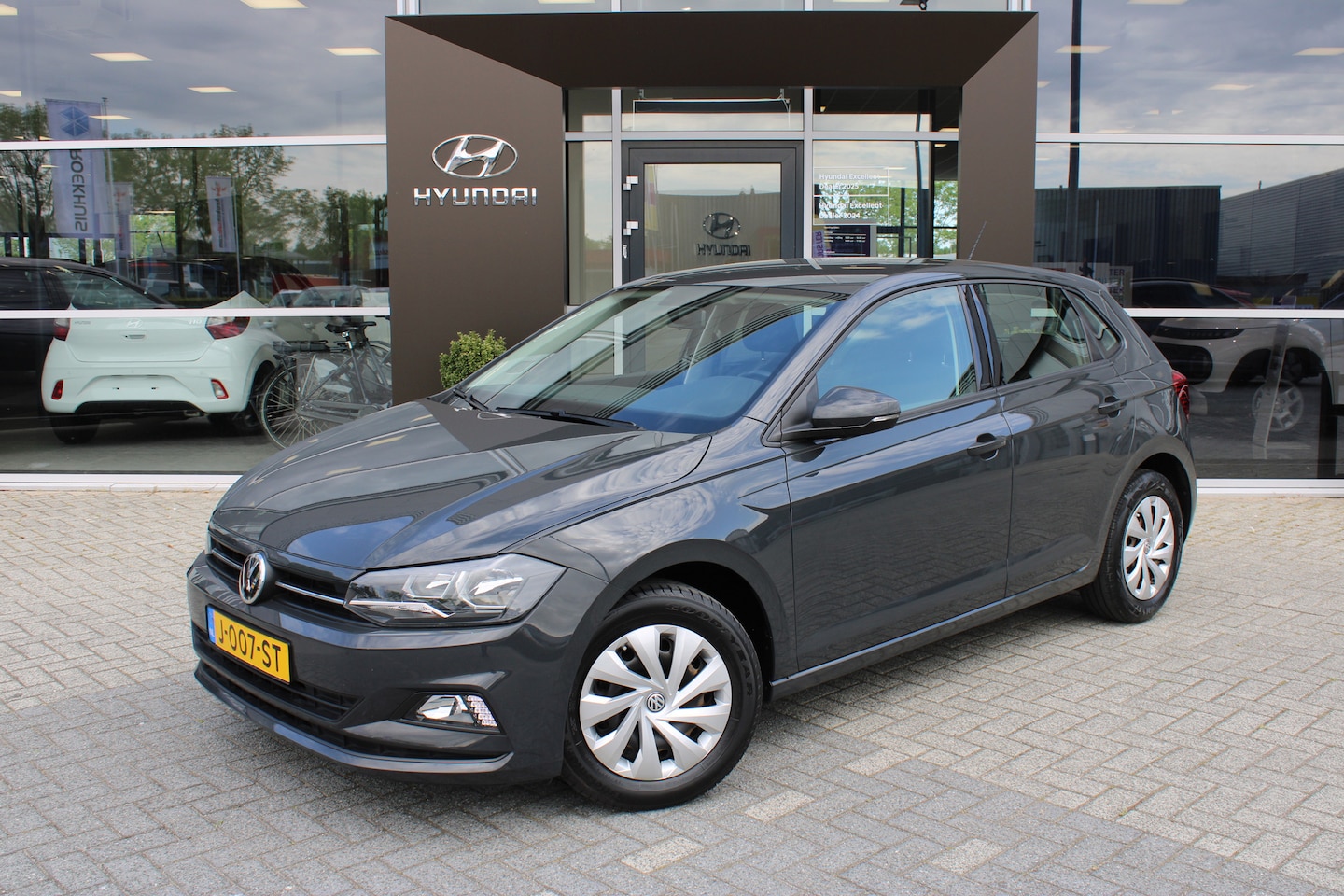 Volkswagen Polo - 1.0 MPI Comfortline | Cruise control | Airco | | Armsteun voor | Bluetooth telefoonvoorber - AutoWereld.nl