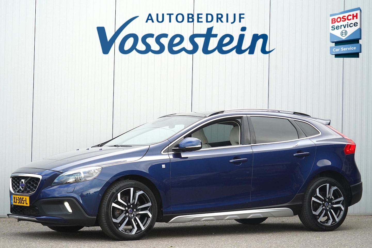 Volvo V40 Cross Country - 2.0 T4 AWD Summum / Panoramadak / Leder / 190PK / 96dkm! / Automaat / Harman Kardon - AutoWereld.nl