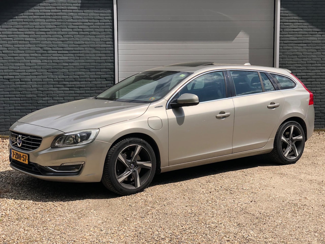 Volvo V60 - 2.4 D6 AWD Plug-In Hybrid R-Design 2.4 D6 AWD Plug-In Hybrid R-Design - AutoWereld.nl