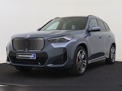 BMW iX1 - eDrive20 M Sport / Panoramadak / Trekhaak / Sportstoelen / Adaptieve LED / M Adaptief onde