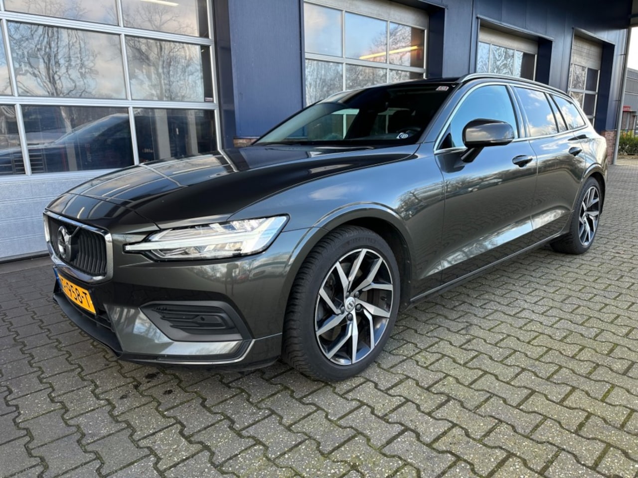 Volvo V60 - 2.0 T5 MOMENTUM AUTOMAAT TREKHAAK WEGKLAP.  ALL.IN. - AutoWereld.nl
