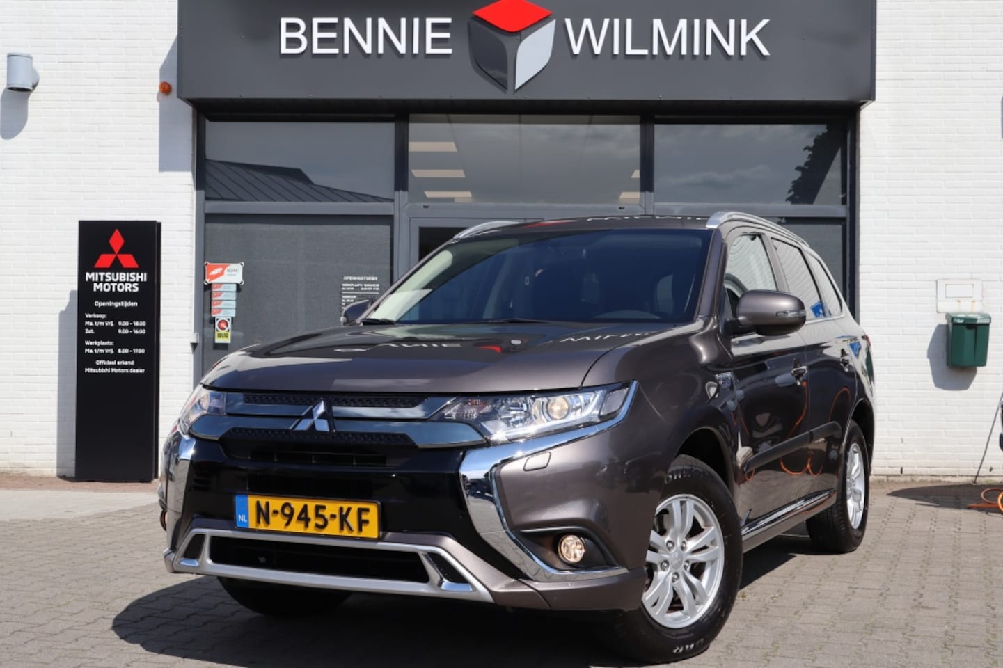 Mitsubishi Outlander - 2.4 PHEV Pure Trekhaak/Apple/AndroidAuto/Slechts 25.751 km! - AutoWereld.nl