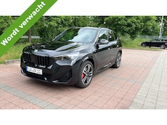 BMW X1 - sDrive20i M Sport Pro Panoramadak Leer Adaptieve LED 19 Inch DAB Keyless Entry Carplay
