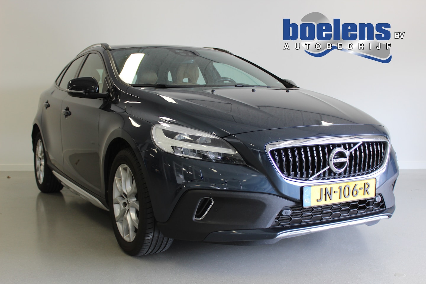 Volvo V40 Cross Country - 2.0 D3 Summum | 150PK | STOEL-VERW | 17'LMV | CLIMA | CAMERA | DAB | AFN-TRHAAK | KEYLESS - AutoWereld.nl
