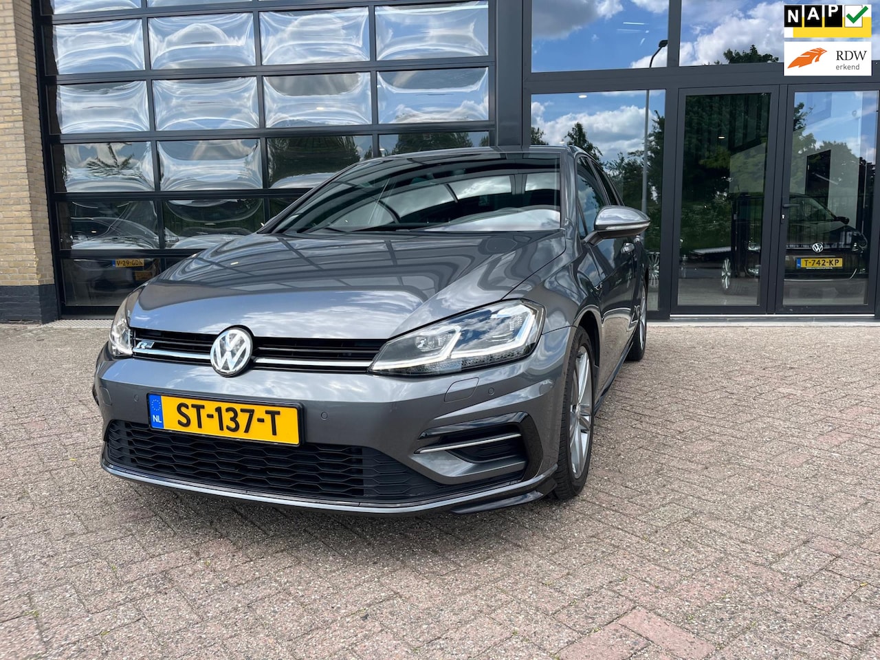 Volkswagen Golf - 1.0 TSI Highline 1.0 TSI Highline,R-LINE , Automaat, Virtual - AutoWereld.nl