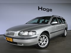 Volvo V70 - 2.4 Comfort Line Trekhaak Airco Cruise control Elektrisch Pakket APK tot 03-2026 Inruil Mo