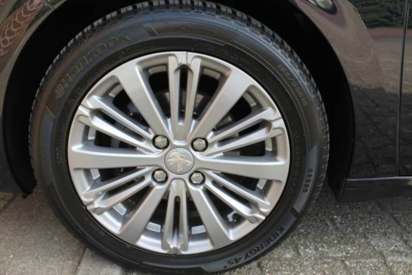 Peugeot 208 - 1.2 Puretech 110pk 5D Allure