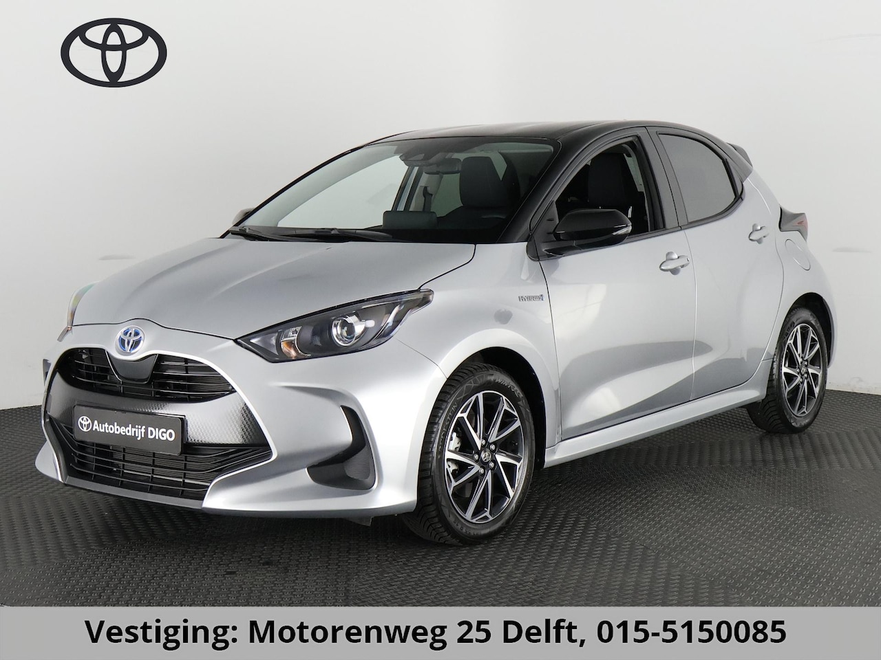 Toyota Yaris - 1.5 HYBRIDE AUTOMAAT SILVERLINE BI-TONE CLOUD NAVI. SLECHTS 6.400 KM. GARANTIE TOT 3-2034* - AutoWereld.nl