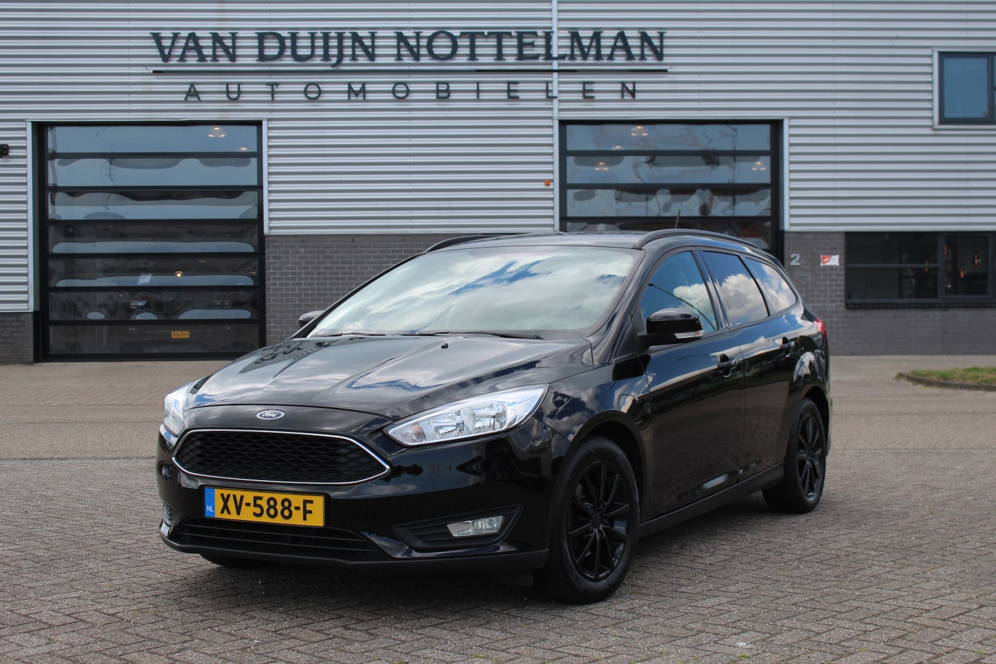 Ford Focus Wagon - 1.0 Titanium / Navigatie / Carplay / Stoelverwarming - AutoWereld.nl