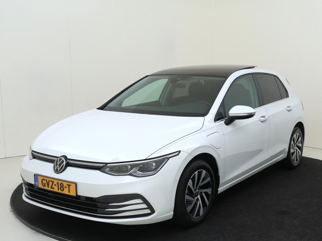 Volkswagen Golf - 1.4 eHybrid Style | Panoramadak | Parkeerassistent | Stoel- en stuurwielverwarming | Dodeh - AutoWereld.nl