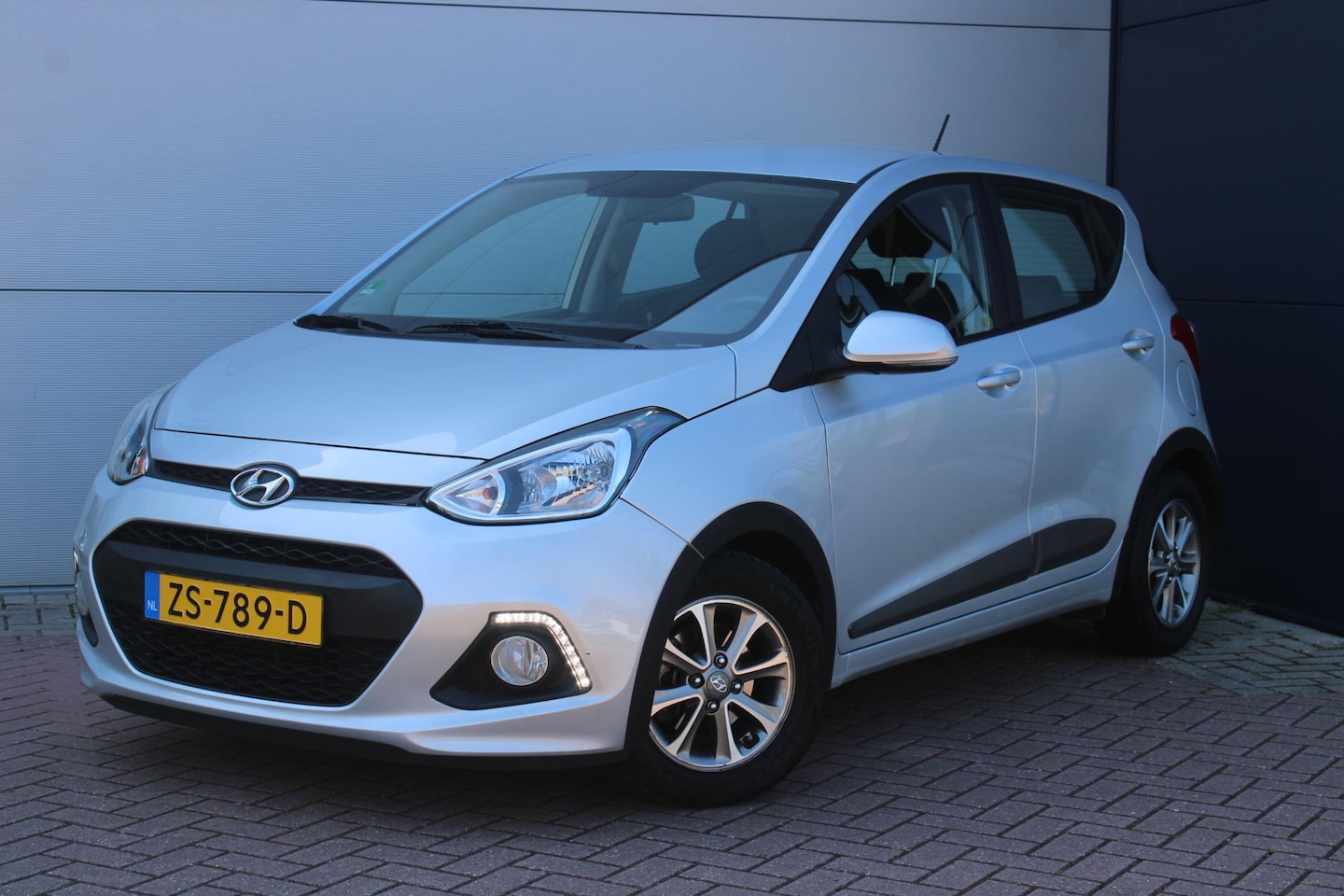 Hyundai i10 - 1.0i Premium BLUETOOTH - 14 '' INCH LICHTMETALEN VELGEN - DEURSTOOTLIJSTENSET - AANSLUITEN - AutoWereld.nl