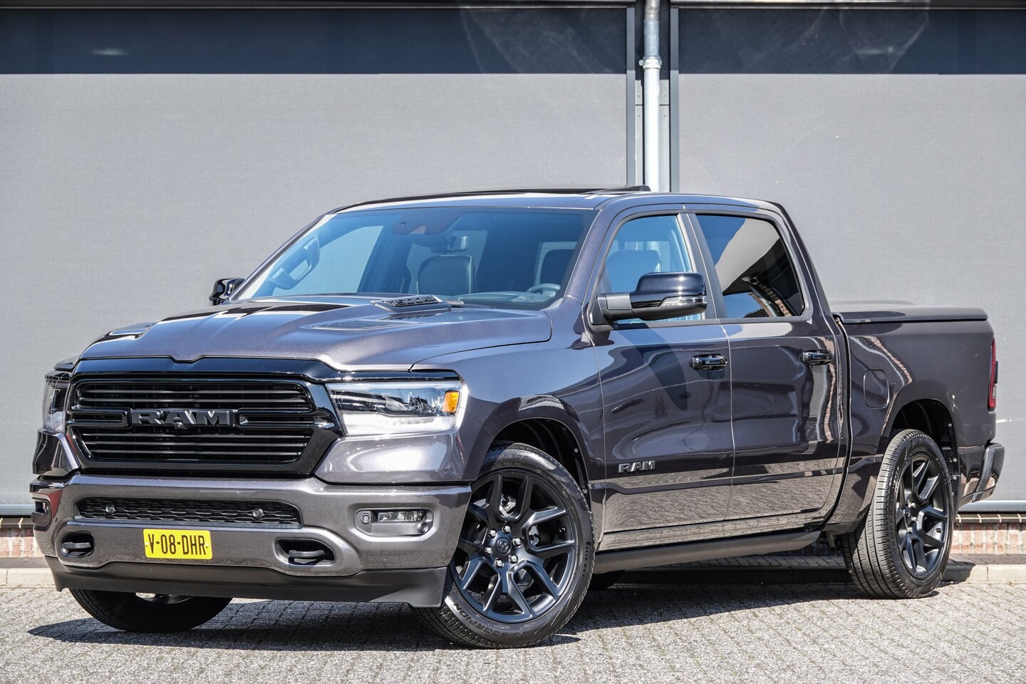 Dodge Ram 1500 - 5.7 HEMI V8 401Pk 4x4 Crew Cab | Laramie | Night Pakket | Luchtvering | 360° Camera | Head - AutoWereld.nl