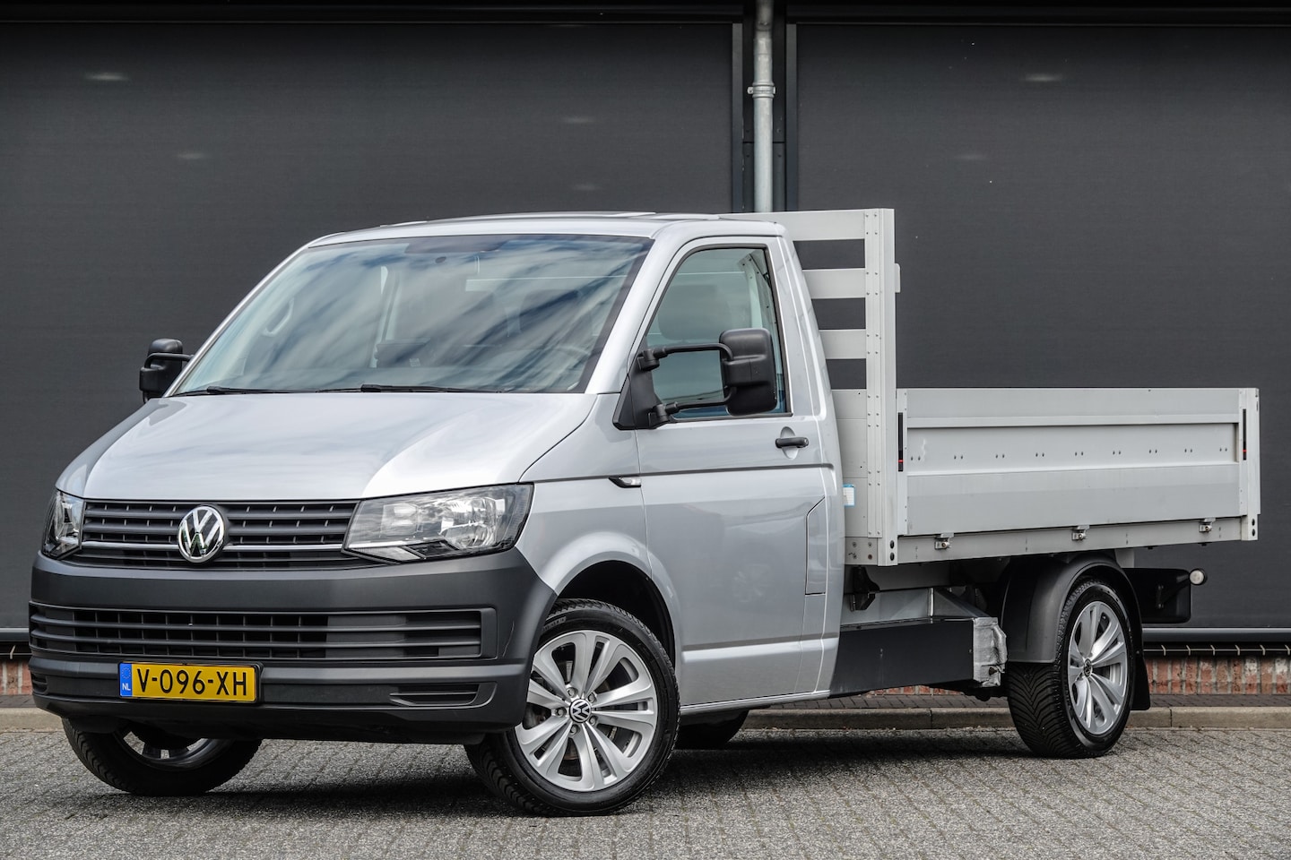 Volkswagen Transporter - Pick Up | Open Laadbak | 2.0Tdi 102Pk | Stoel-Bank | Leder | Achteruitrijcamera | Trekhaak - AutoWereld.nl