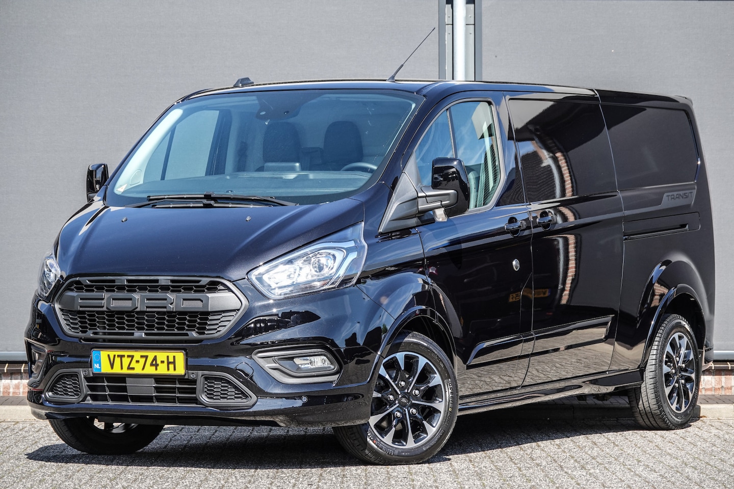 Ford Transit Custom - L2H1 2.0Tdci 170Pk | Sport | 2xSchuifdeur | Achteruitrijcamera | Trekhaak | Achterspoiler - AutoWereld.nl