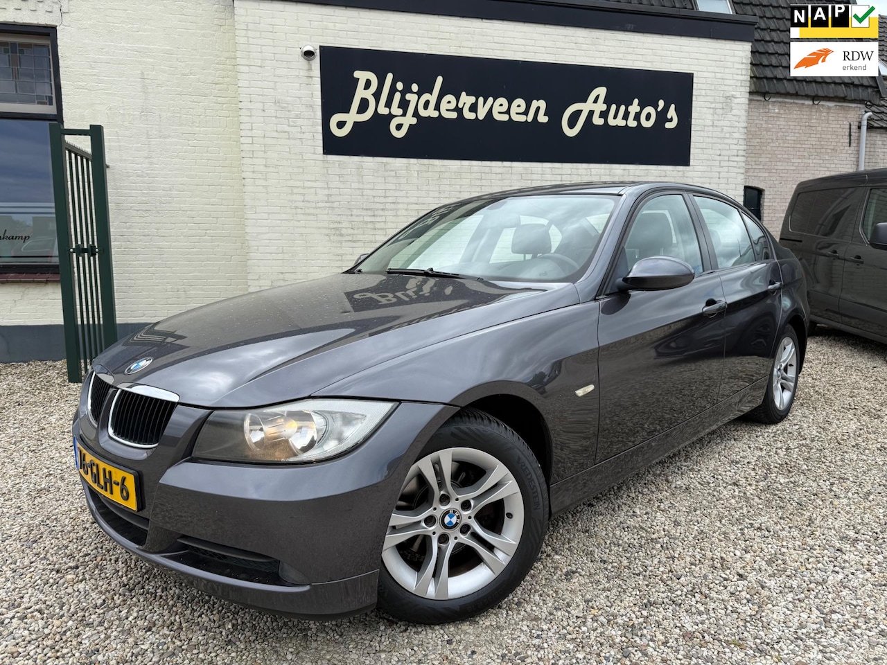 BMW 3-serie - 320i Business Line Automaat | Org. NL | Navi | LM | Trekhaak - AutoWereld.nl