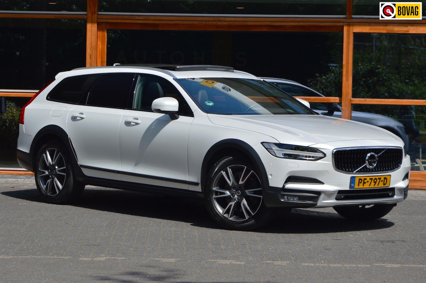 Volvo V90 Cross Country - D4 Pro | Bowers & Wilkins | Head-Up | Massage & Geventileerde stoelen | Trekhaak | Pilot-A - AutoWereld.nl
