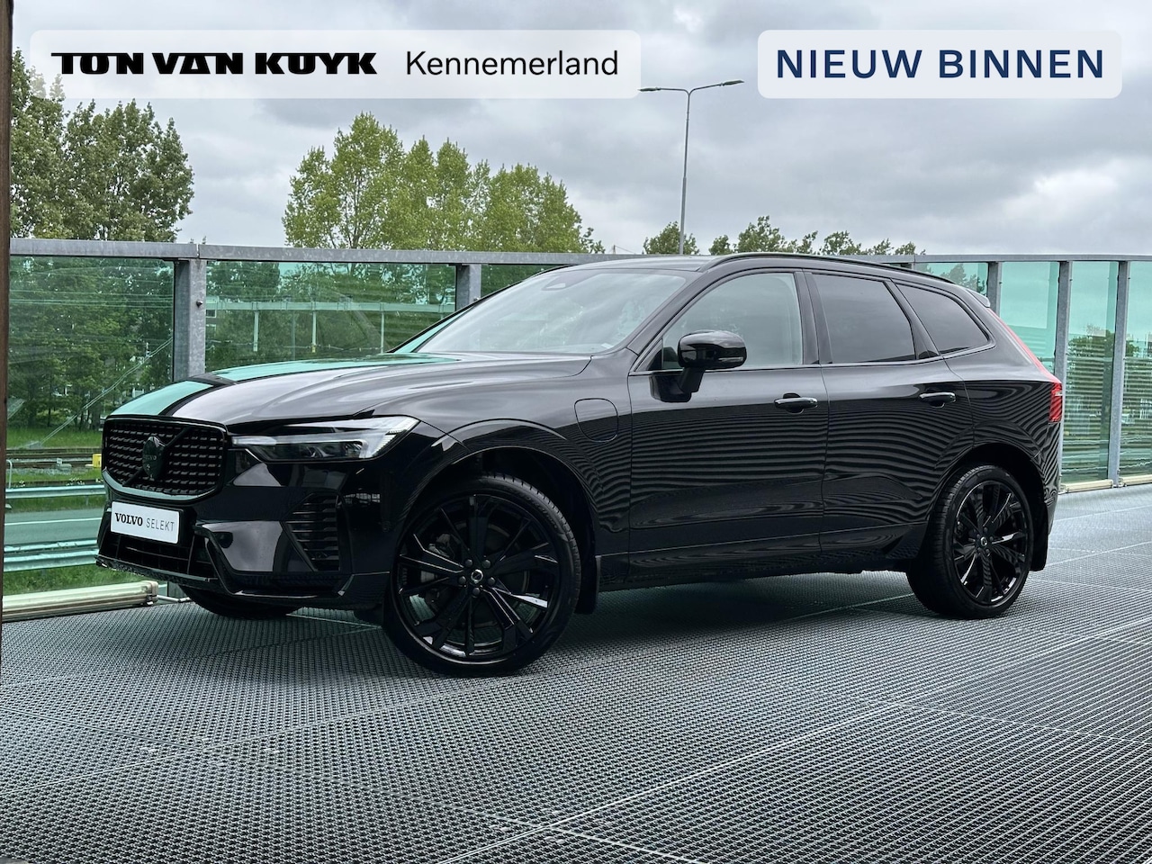 Volvo XC60 - T8 Plug-in hybrid AWD Ultra Black Edition Pano. dak / Verwarmde stoelen / 360 camera / Har - AutoWereld.nl