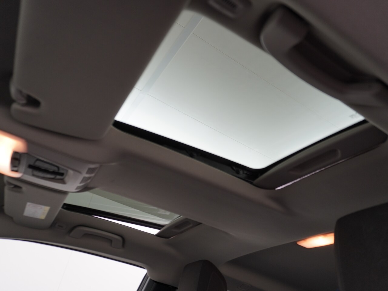 BMW i3 - AUT. 170pk Panodak Warmtepomp Keyless Navi-Pro MultiMedia WiFi-vb. Led 19"StoelverwarmdReg - AutoWereld.nl