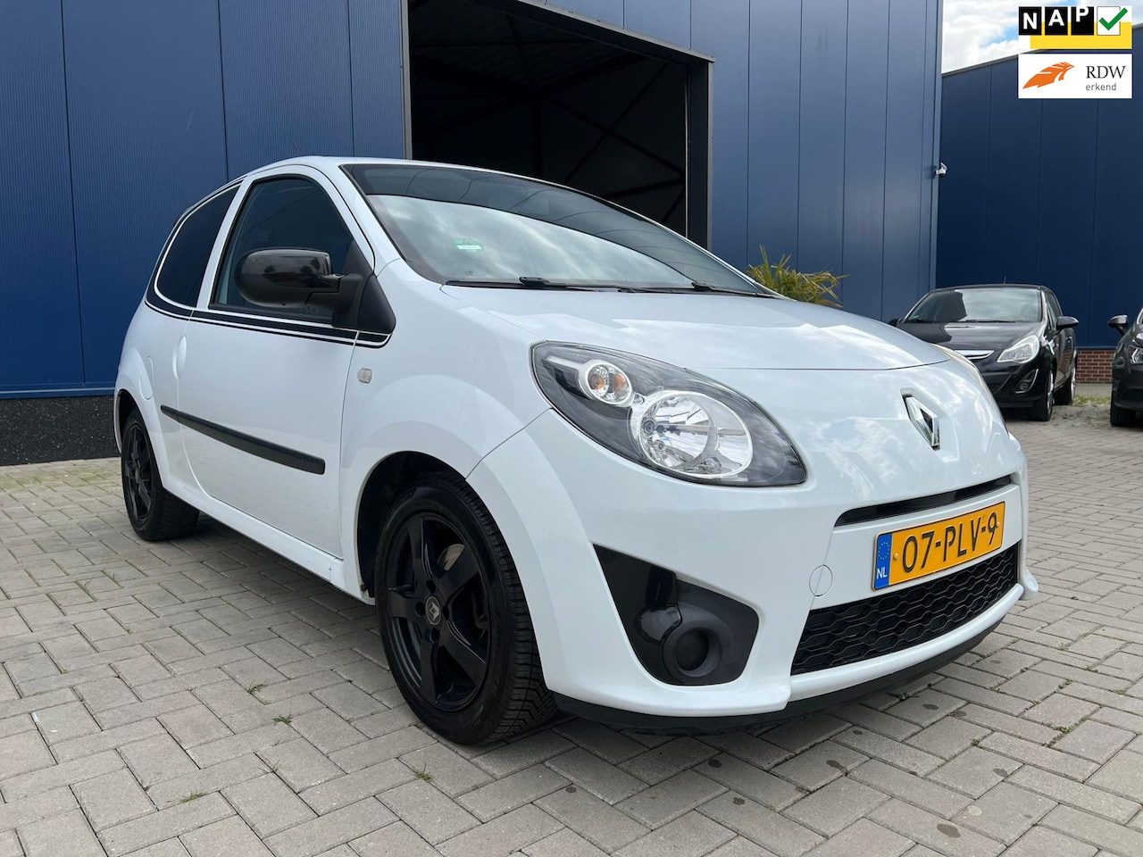 Renault Twingo - 1.2-16V BLACK AND WHITE / NAP! / AIRCO / LM VELGEN NIEUWE APK - AutoWereld.nl