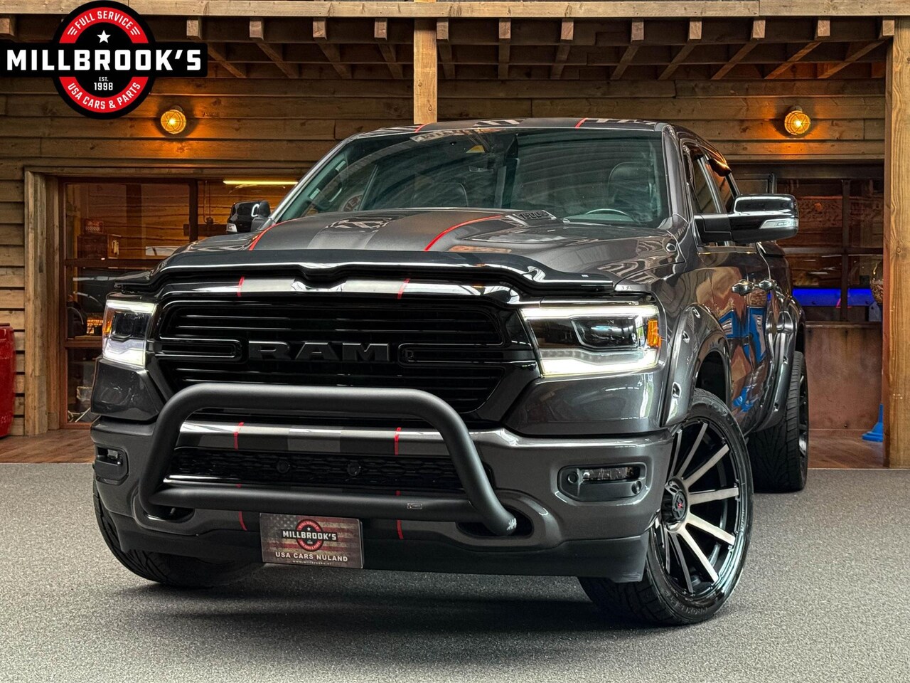 Dodge Ram 1500 - 5.7 V8 Laramie, Widebody, 1e eigenaar, LPG, Bull-bar, XD velgen, Panoramadak - AutoWereld.nl