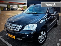 Mercedes-Benz M-klasse - ML320 LEER SCH.DAK CLIMA AIRMATIC TREKHAAK GOEDE AUTO