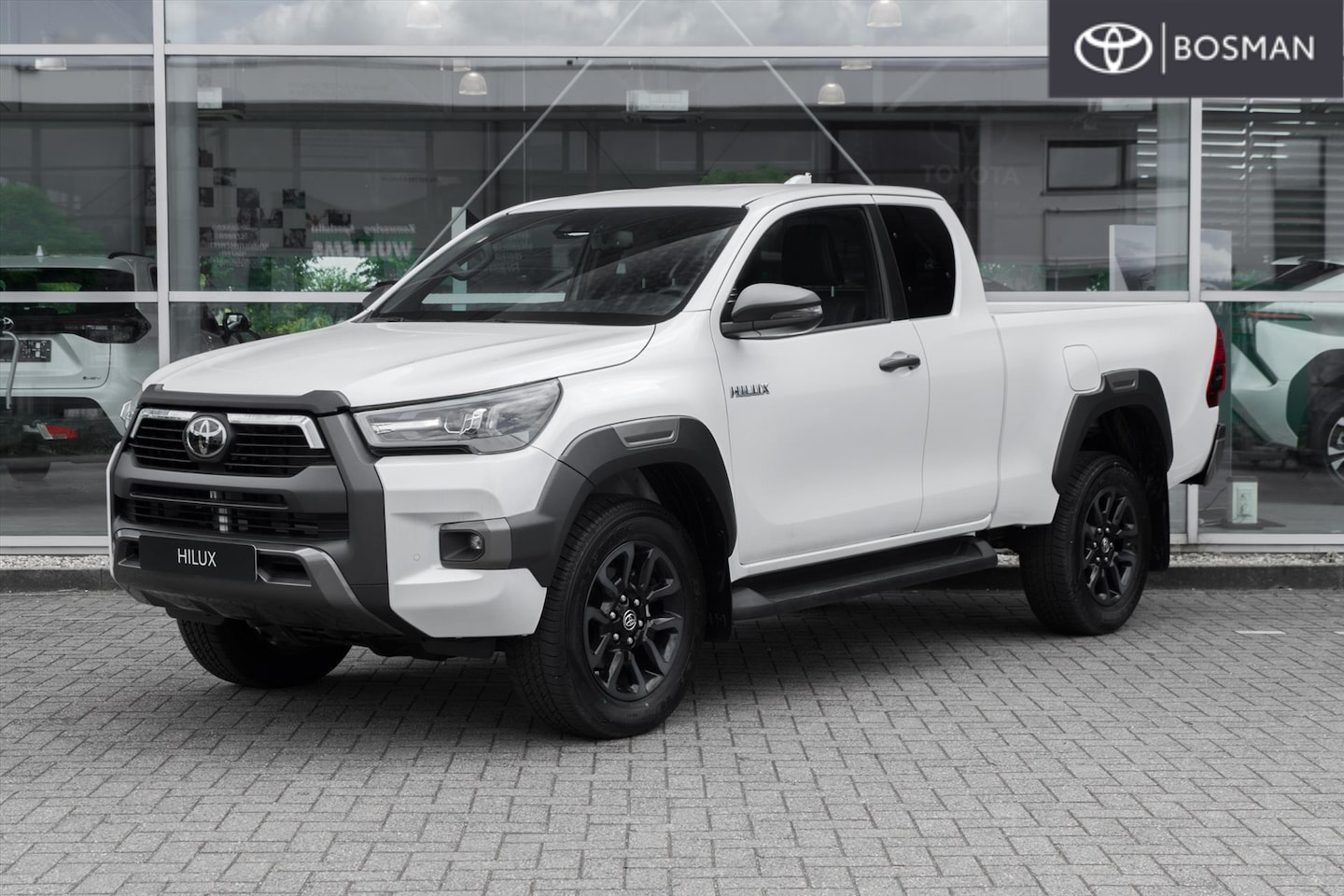 Toyota HiLux - 2.8 D-4D-F 4WD 204PK Xtra Cabine Van Aut Invincible - AutoWereld.nl