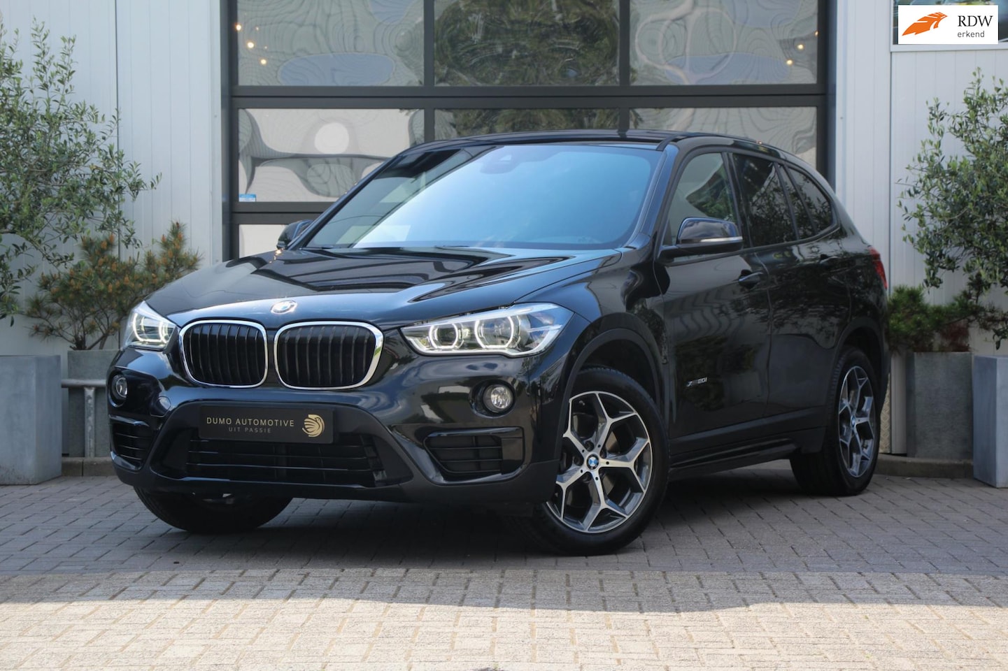 BMW X1 - XDrive20i Sport Line Automaat - LED - PANO - NAVI - STOEL VERW - CRUISE - ELEK KOFFERKLEP - AutoWereld.nl