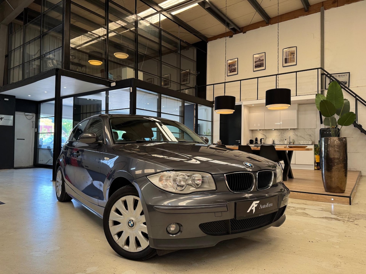 BMW 1-serie - 116i| Airco| AUX verbinding| Elektrische ramen| 5 deurs| Donker grijs|Inc winterbanden| - AutoWereld.nl