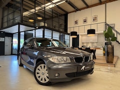 BMW 1-serie - 116i| Airco| AUX verbinding| Elektrische ramen| 5 deurs| Donker grijs|Inc winterbanden|