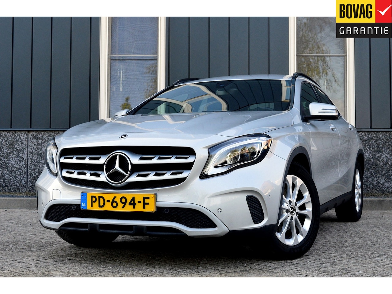 Mercedes-Benz GLA-Klasse - 180 Premium Rijklaarprijs-Garantie Navigatie Airco Trekhaak Sport Interieur Camrera - AutoWereld.nl