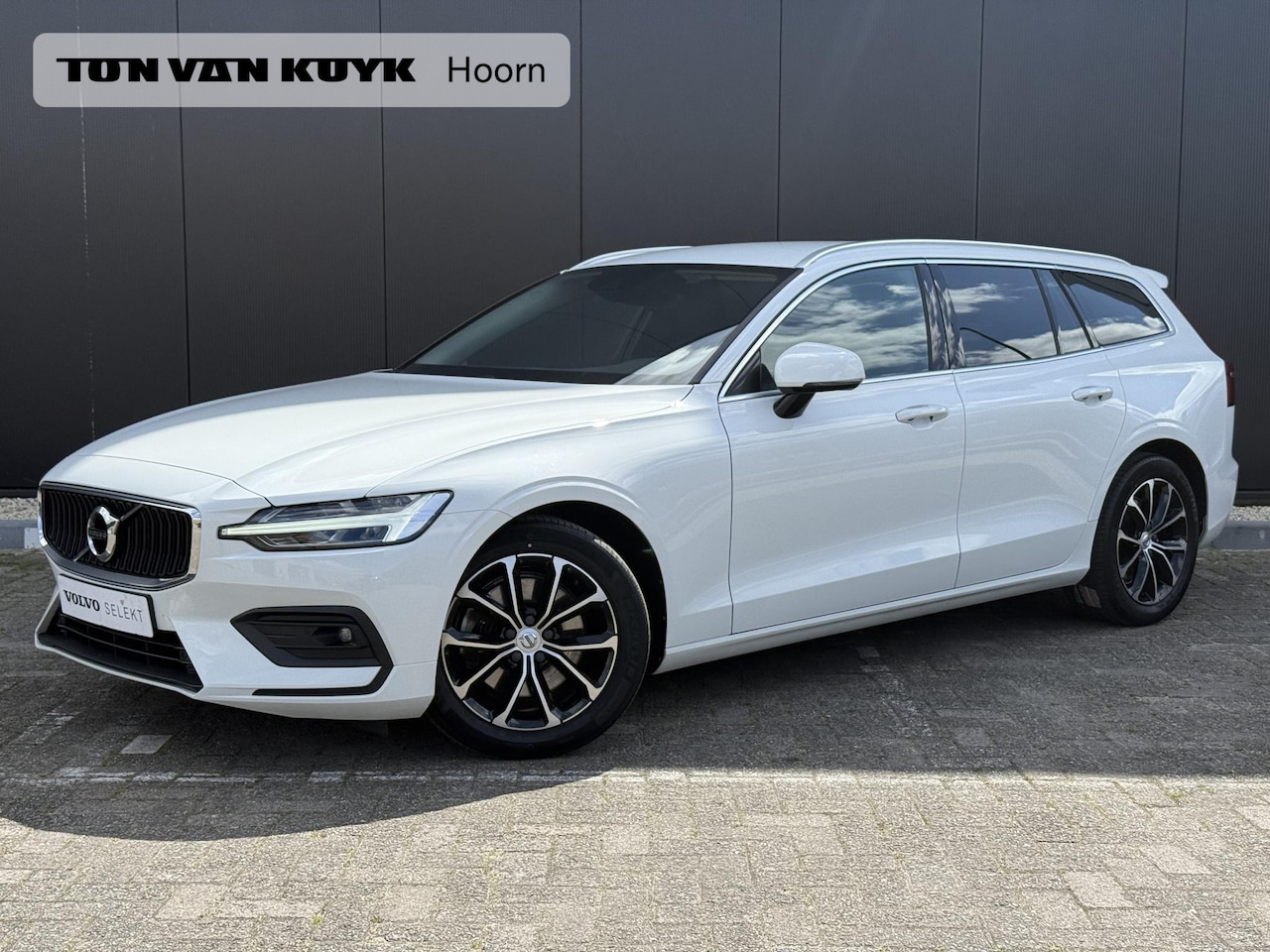 Volvo V60 - 2.0 B3 Business Pro 2.0 B3 Business Pro , Intellisafe , Park Assist Pakket , Keyless , Extra Getint Glas , DAB - AutoWereld.nl