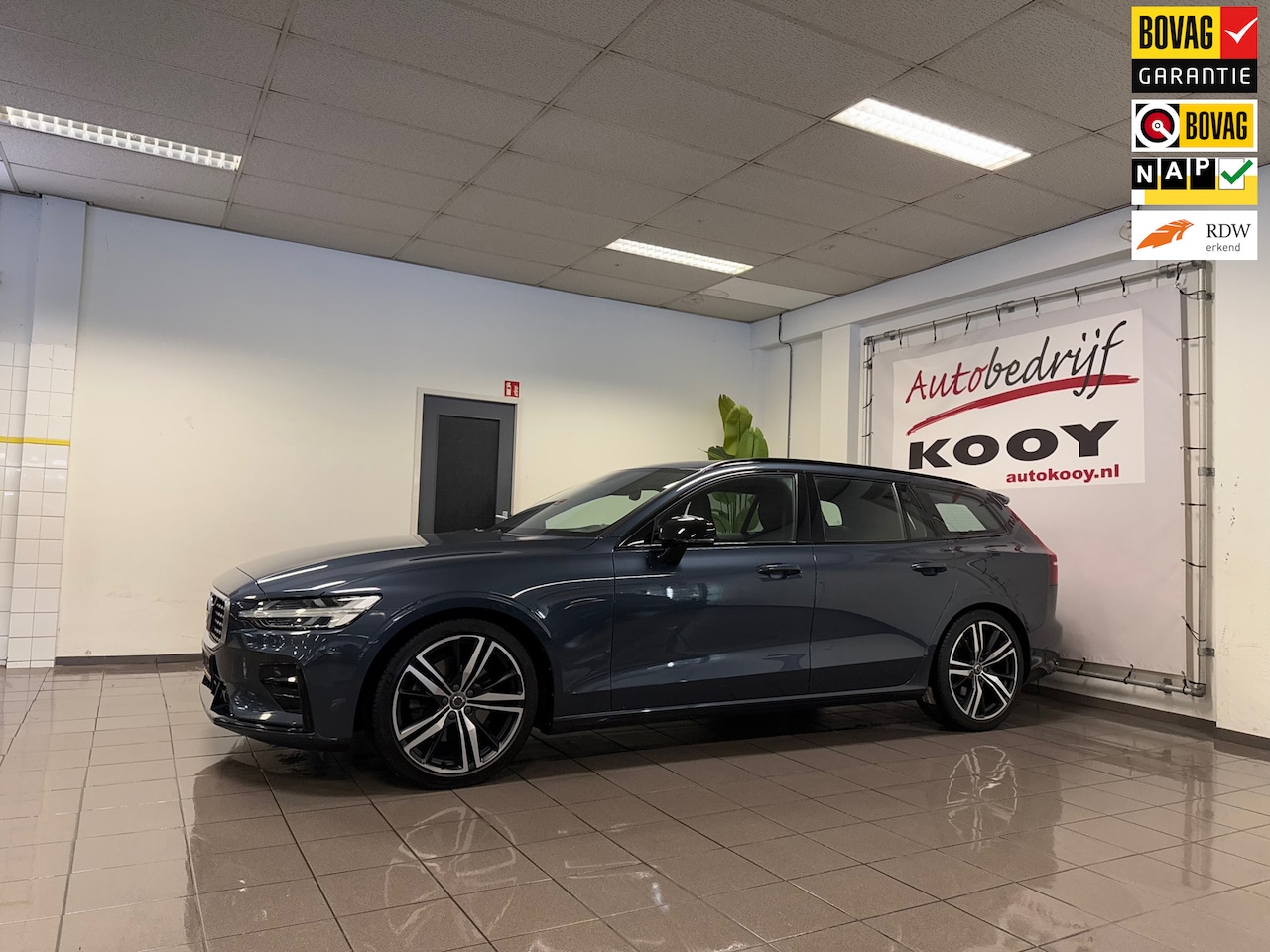 Volvo V60 - 2.0 T4 R-Design * Panoramadak / Leder / Camera / Stoel-Stuurverwarming / NL Auto * - AutoWereld.nl