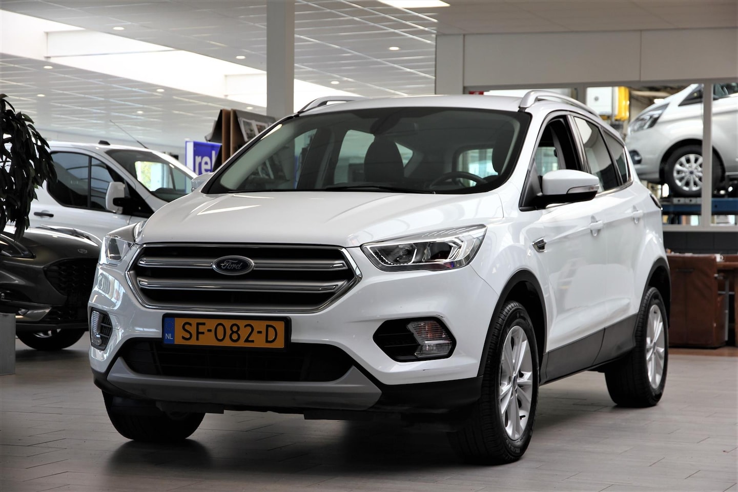 Ford Kuga - 1.5 EcoBoost 120pk 2WD Titanium | Frozen White | Camera | Rijklaar! - AutoWereld.nl