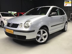 Volkswagen Polo - 1.4-16V I Leder I 16inch LMV I Apk 02-2026 I Getint + Chameleon Folie Glas I Trekhaak I Ne