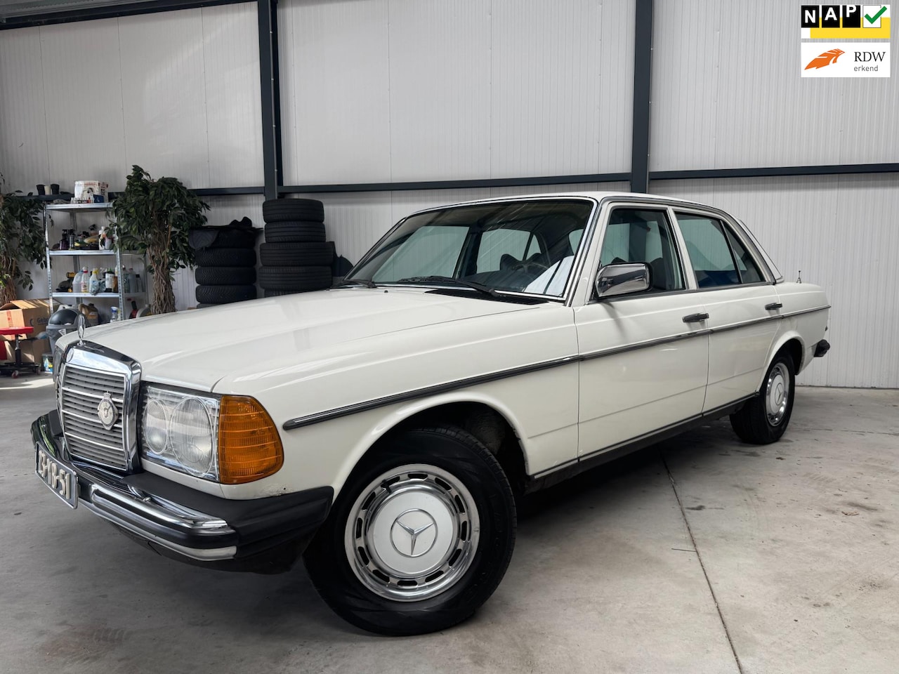 Mercedes-Benz 200-serie - 230 2.3 1977 Wit Leder 136pk - AutoWereld.nl