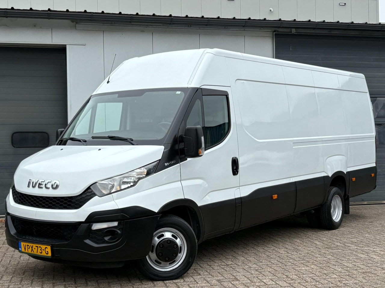 Iveco Daily - 35C13V 2.3 L4H2 MAXI Airco Camera Dubbellucht 3-pers. - AutoWereld.nl