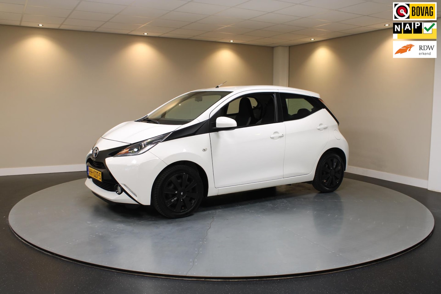 Toyota Aygo - 1.0 VVT-i x-play *All-seasons* Navi|Camera|Bluetooth - AutoWereld.nl