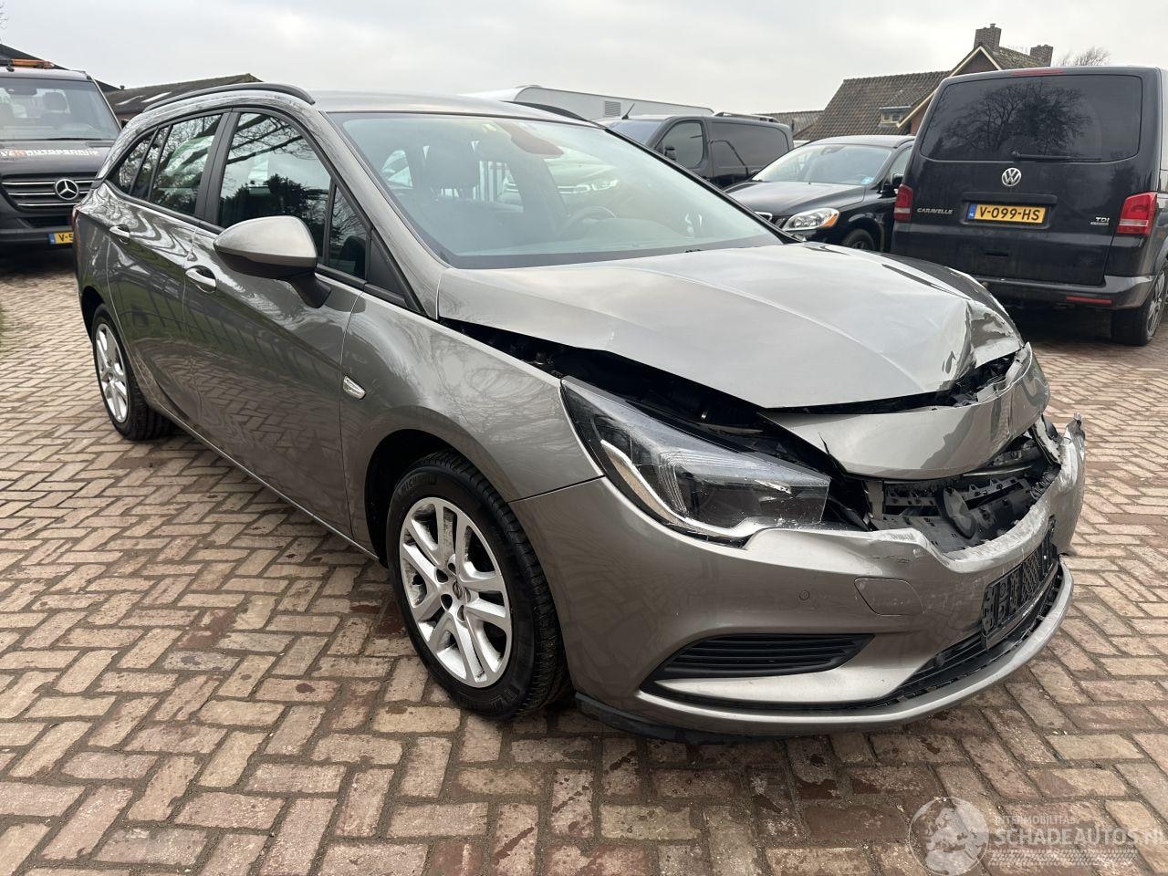 Opel Astra Sports Tourer - 1.0 Online Ed. - AutoWereld.nl