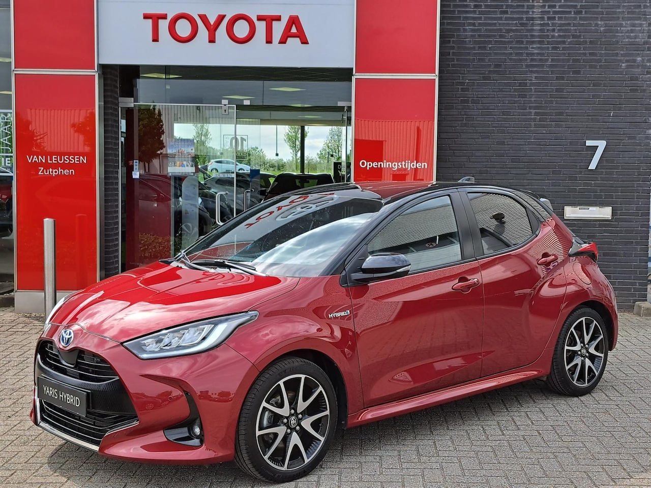 Toyota Yaris - 1.5 HYBRID EXECUTIVE AFN-TREKHAAK HEAD-UP HALF-LEDER/STOELVERW. 17"LM-VELGEN LED-PAKKET PA - AutoWereld.nl