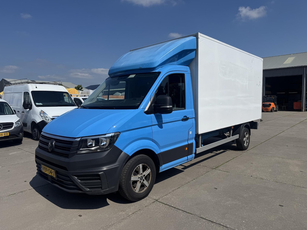 Volkswagen Crafter - 35 2.0 TDI L4 Trendline BAKWAGEN MET DEUREN / EURO 6 / N.A.P / DEALER ONDERHOUDEN - AutoWereld.nl