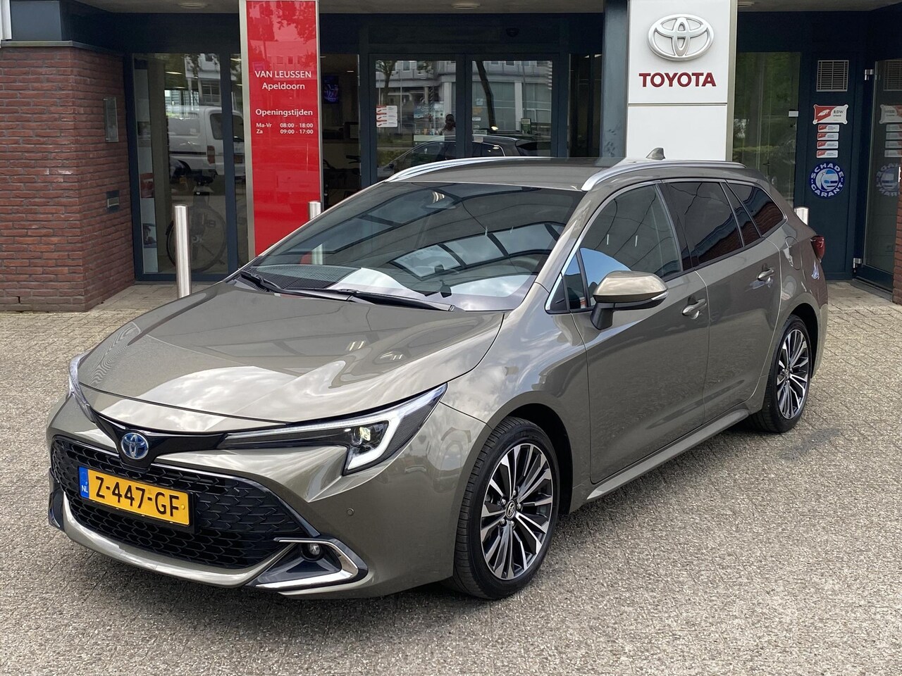 Toyota Corolla Touring Sports - 1.8 HYBRID 140 DYNAMIC NAVI STOELVERW EL-ACHTERKLEP PARK-SENSOREN 17'' LM-VELGEN LED APPLE - AutoWereld.nl